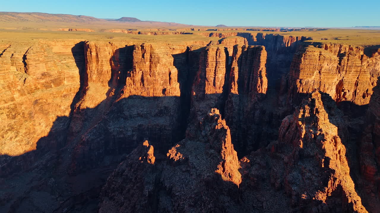 Canyon profondo con rocce appuntite all'interno. Incredibili formazioni geologiche del Marble Canyon, Coconino County, Arizona, USA, viste da un drone