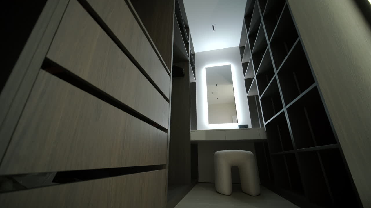 Cabina armadio moderna con toletta e ripiani contenitori.