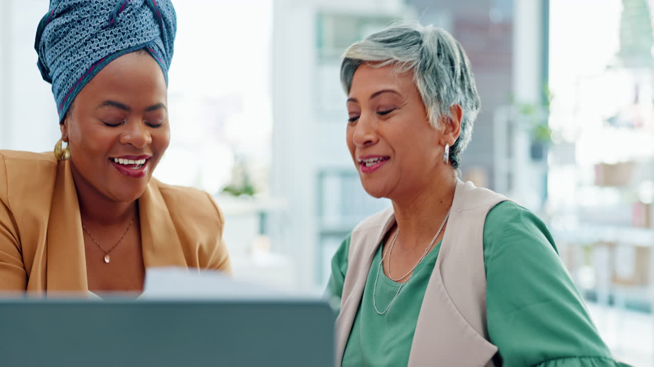 목표, 아키텍처 또는 성공을 위한 여성 하이 파이브