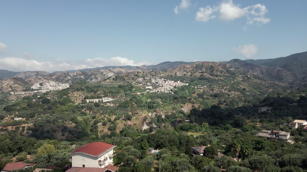 volando a través de villas y olivos para revelar las cadenas montañosas de calabria en el sur de italia
