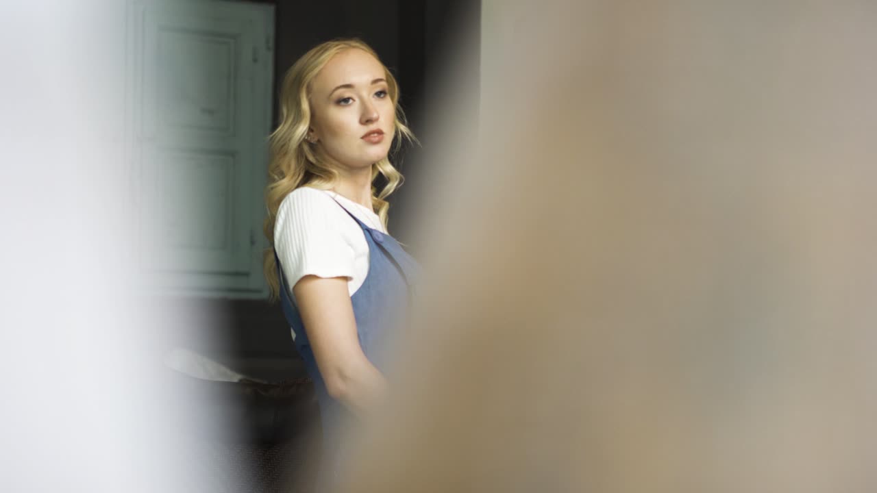 내부 에 앉아 있는 젊은 여자