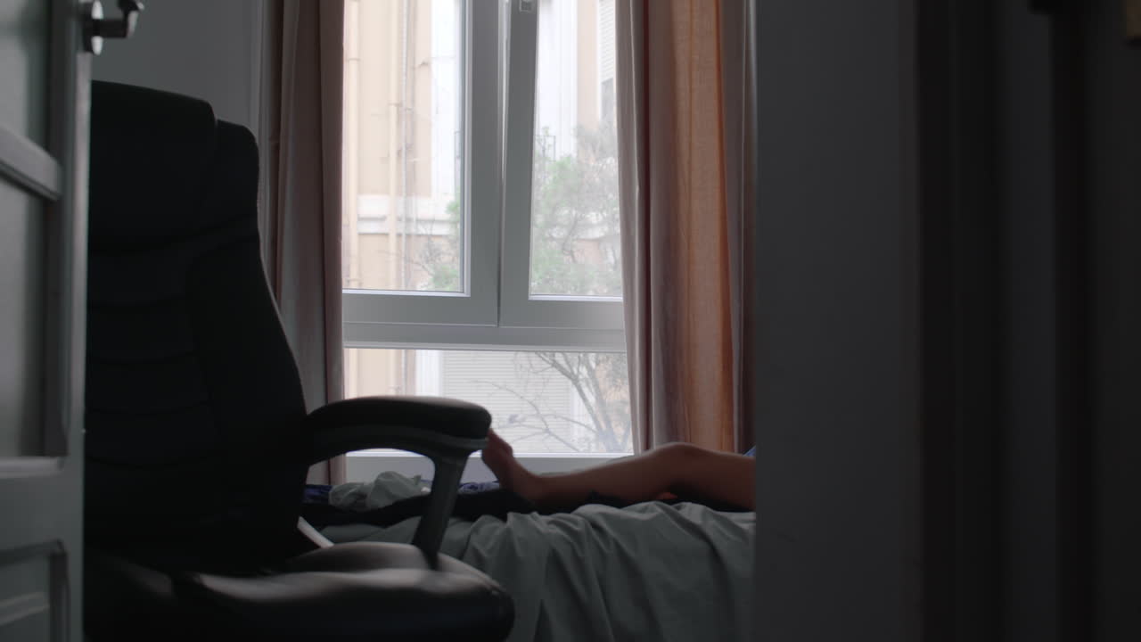 침대에 누워있는 아이의 발