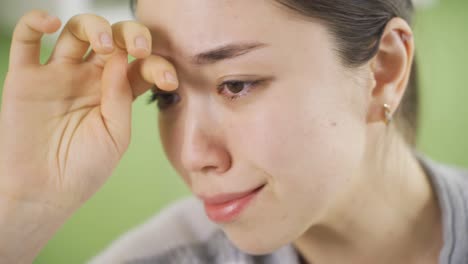 Mujer-Joven-Asiática-Deprimida-Llorando,-Teniendo-Una-Crisis-De-Llanto.