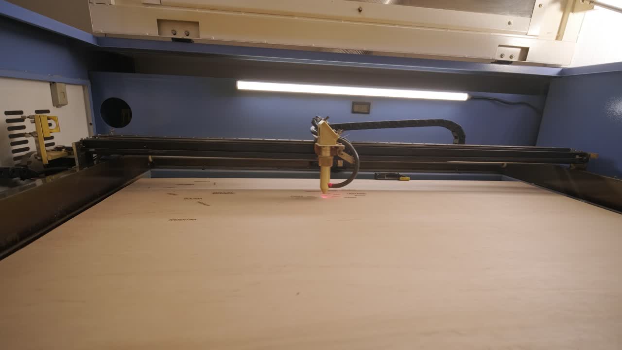 Máquina de corte a laser CNC corta tábua de madeira e compensado.