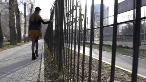 mujer caminando en un parque de la ciudad