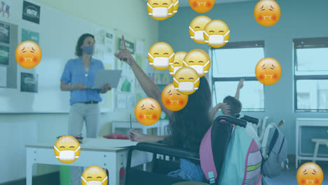 Máscara-Facial-Múltiple-Y-Emojis-De-Cara-Enferma-Cayendo-Contra-Una-Profesora-Que-Enseña-En-Clase