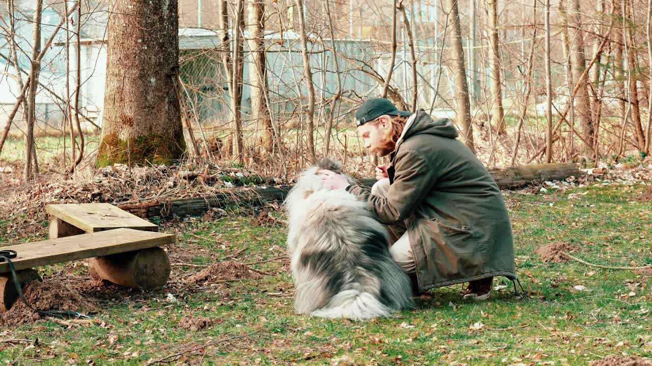 이 두 친구가 서로에게 관심을 기울이는 방법