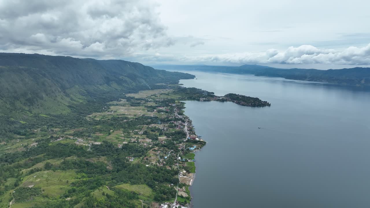 문화와 역사가 풍부한 사모시르 섬은 바타크족의 문화 중심지입니다.