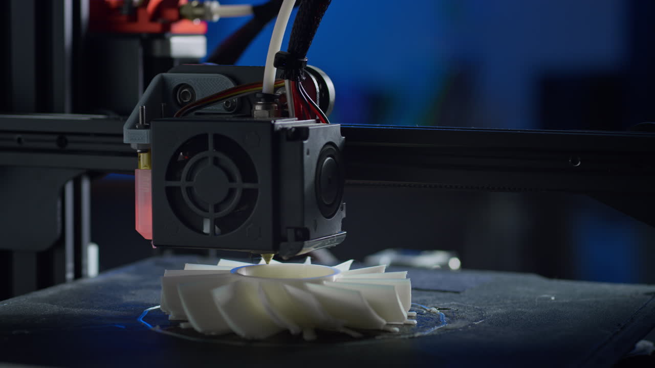 Una stampante 3D crea un prototipo di plastica utilizzando la produzione additiva in uno spazio di lavoro pulito