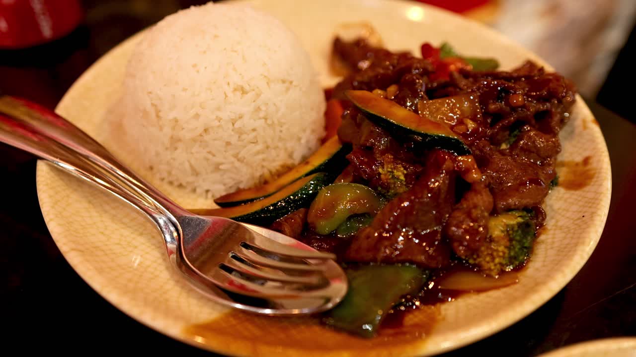 김 된 고기 와 채소 로 만든 맛있는 식사