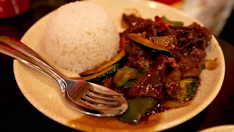 una deliciosa comida de carne y verduras fritas