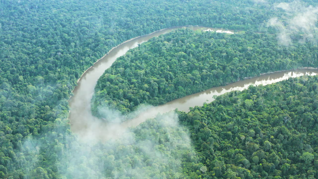 hermosa vista aérea de pájaros de nubes bajas que cuelgan sobre un recodo del río en las selvas amazónicas de guyana