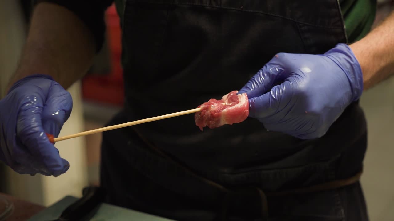 매장 에서 판매 하기 위해 맛있는 돼지고기 스피어 를 준비 하고 있는 도살자