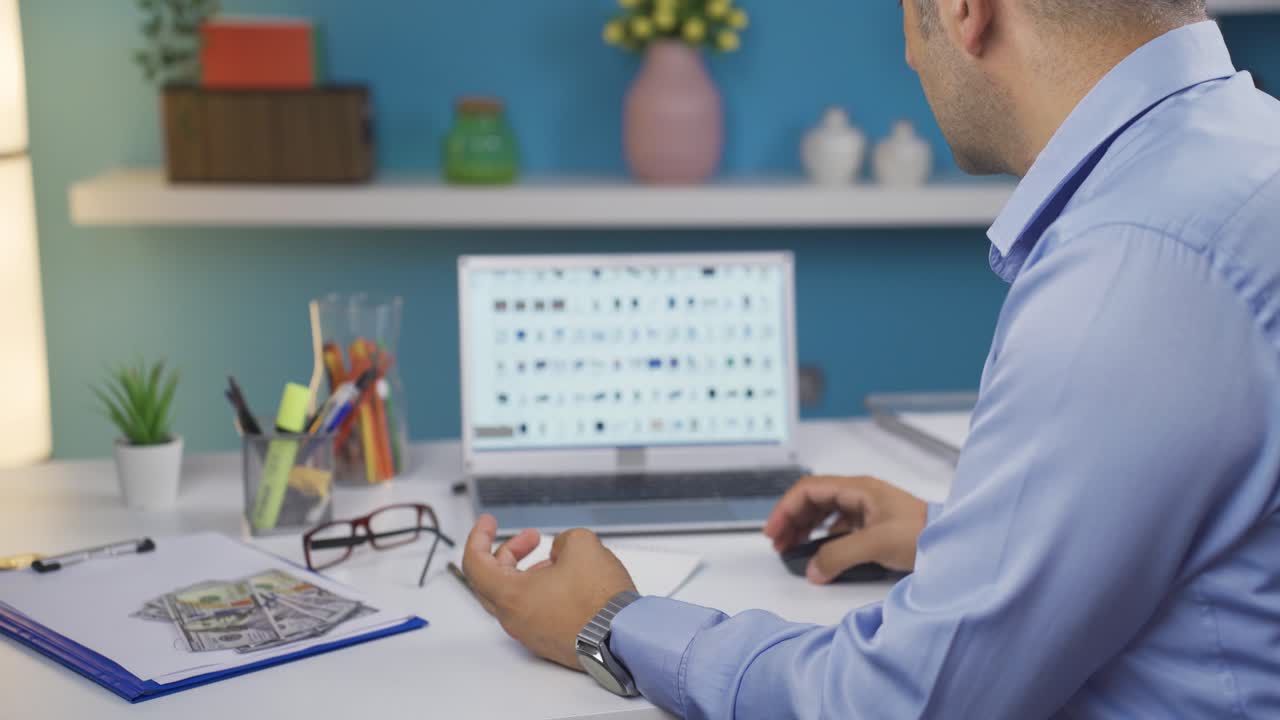 el hombre que se ocupa del comercio electrónico mira los productos y hace cálculos.