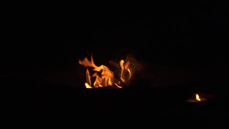 llamas en cámara lenta de un fuego ardiente en la oscuridad
