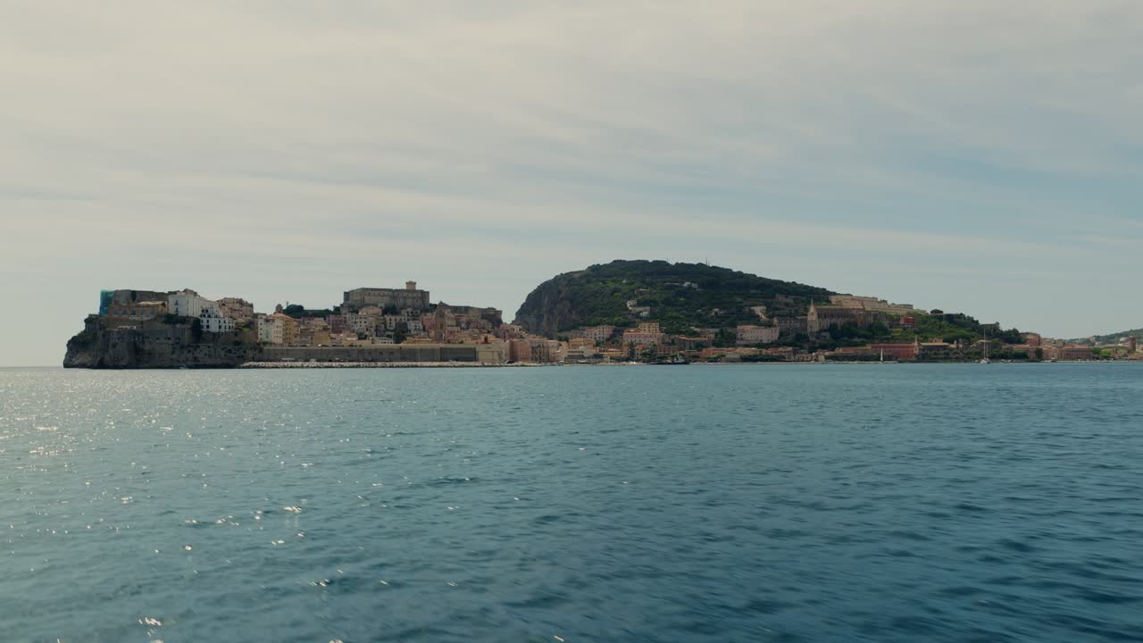 Flyr over havet mot Gaeta, kystby i Latina i Lazio, Italia – flyfoto
