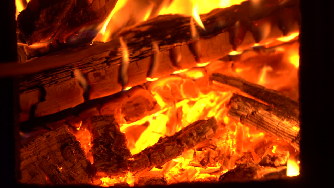 불타는 나무 불의 뜨거운 불꽃