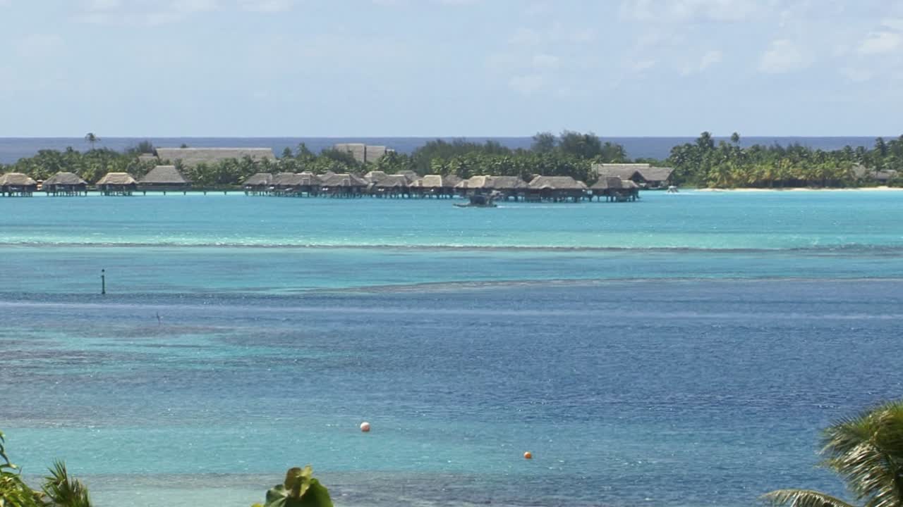 bungalows sobre el agua en bora bora, polinesia francesa