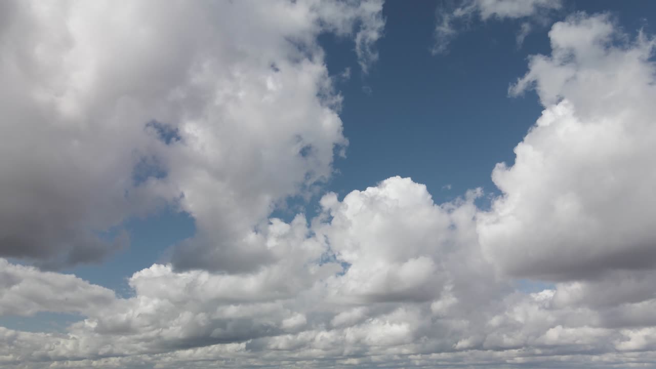 grandes nubes blancas contra el cielo azul