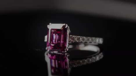 anillo de compromiso de diamante rubí rojo brillante disparo macro de primer plano extremo