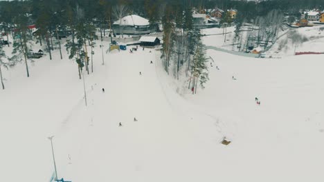 Menschen-Fahren-Ski-Und-Snowboard-Auf-Riesigen-Verschneiten-Pisten-Mit-Seillift