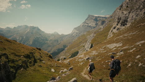 excursionistas en los alpes