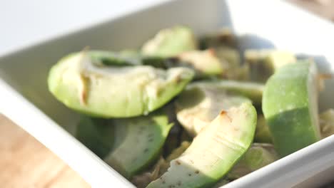 aguacates en rodajas en un tazón blanco