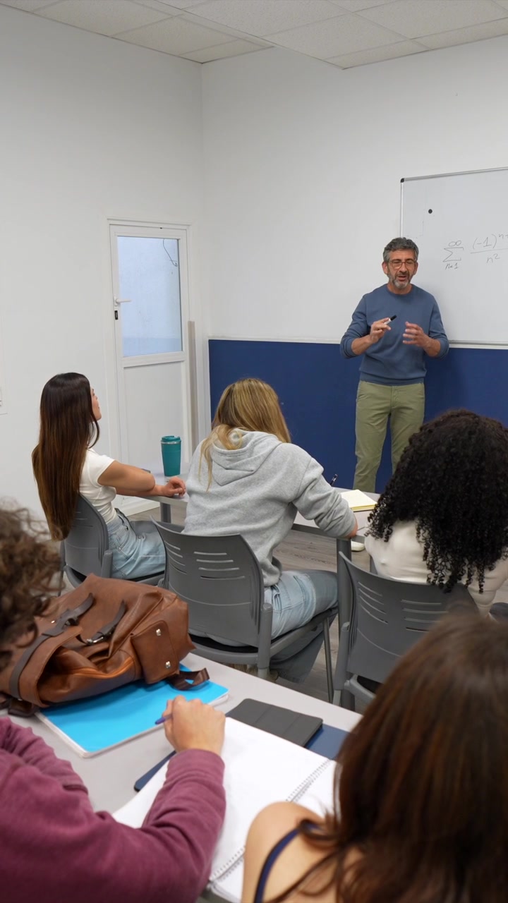 Profesor enseñando matemáticas a un grupo diverso de estudiantes en un aula.