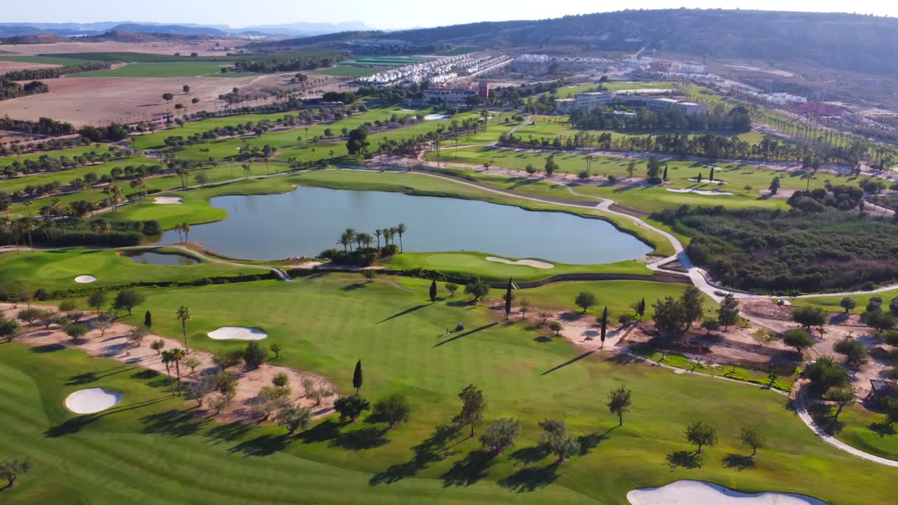 호수 와 함께 골프 코스 의 공중 풍경