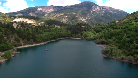 toma aérea volando sobre el lago tsivlou en las montañas del peloponeso de grecia