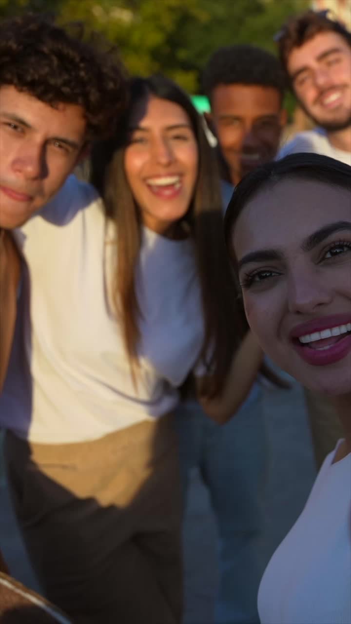 grupo de amigos tomando una selfie