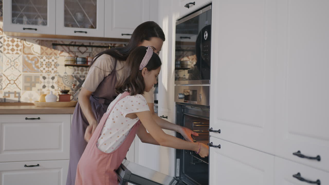 madre e hija horneando juntas