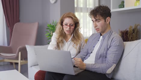 Madre-E-Hijo-Mirando-La-Computadora-Portátil.