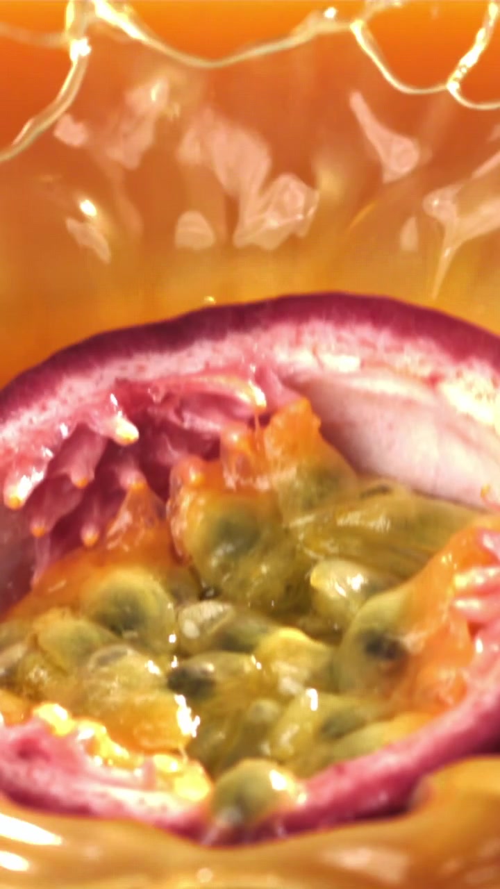 Macro di frutto della passione fresco che cade nel succo