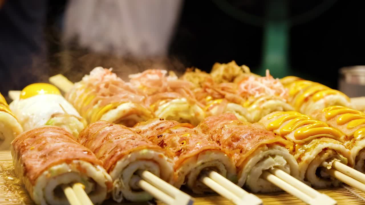 pinzas a la parrilla cocinando en el bullicioso mercado nocturno
