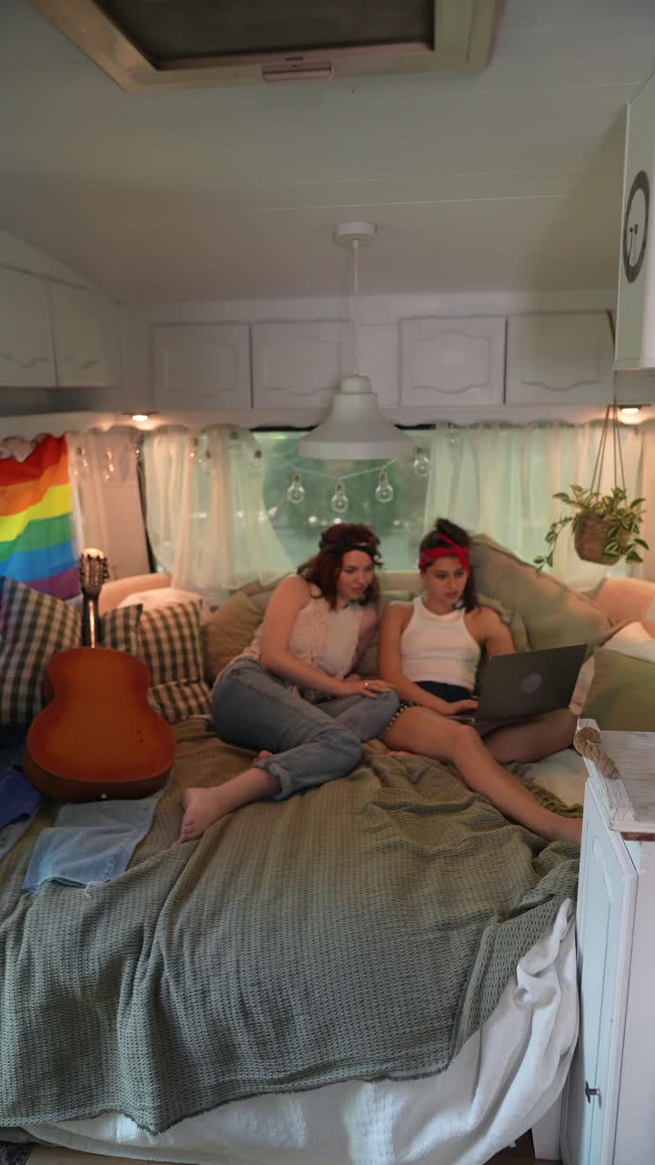 dos mujeres relajándose en una furgoneta