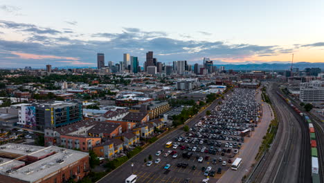 Timelapse-Aéreo-Del-Estacionamiento-De-Rockies-En-Denver,-Colorado-Al-Atardecer