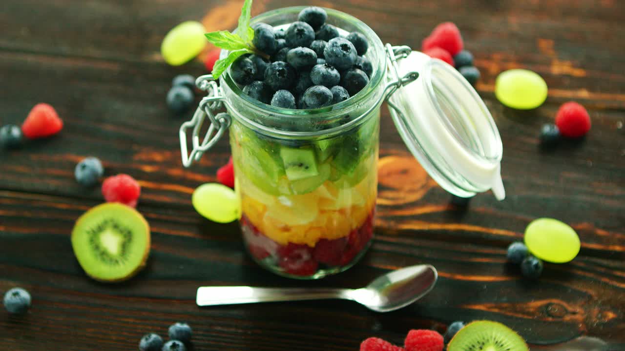 항아리에 과일의 구색