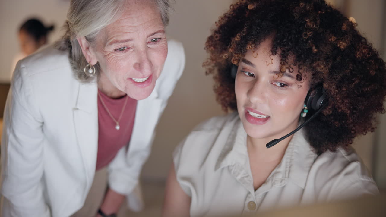 entrenamiento, computadora o gerente en el centro de llamadas