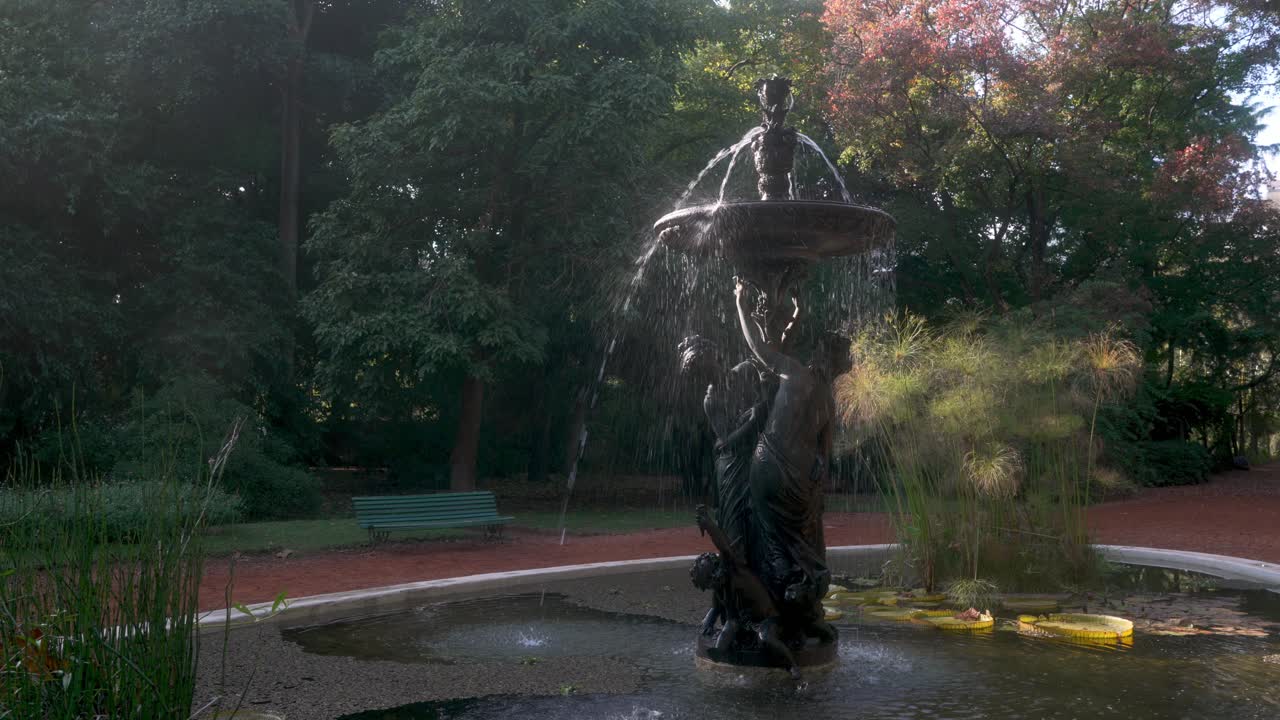 화창한 아침 아르헨티나 부에노스아이레스 식물원에 있는 장식용 분수