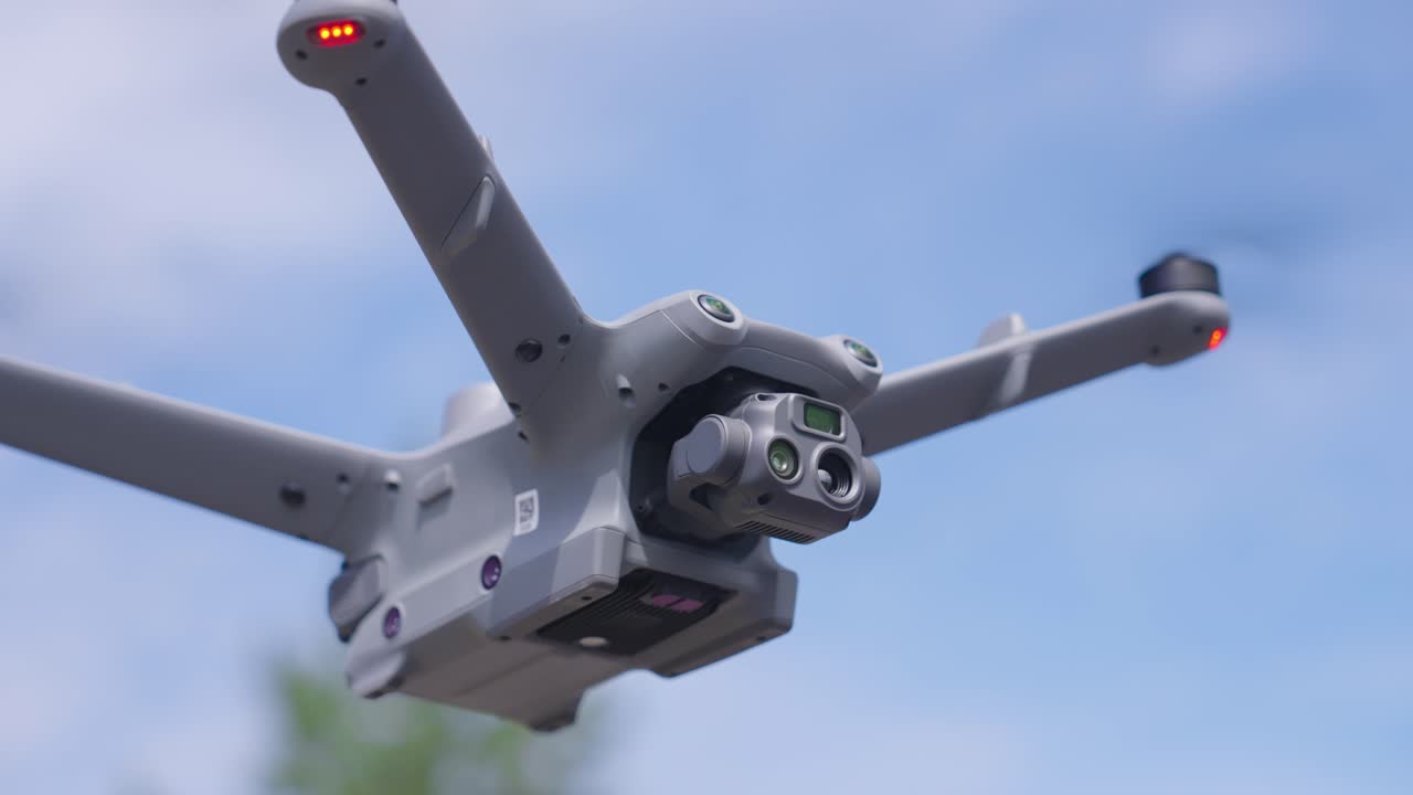 vista de ángulo bajo de un avión no tripulado avanzado flotando en el aire, república checa