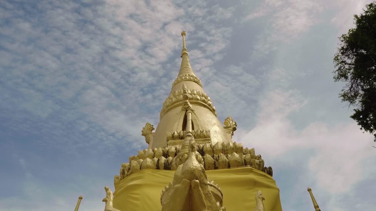 cielo nublado con techo dorado del templo budista tailandés en koh samui