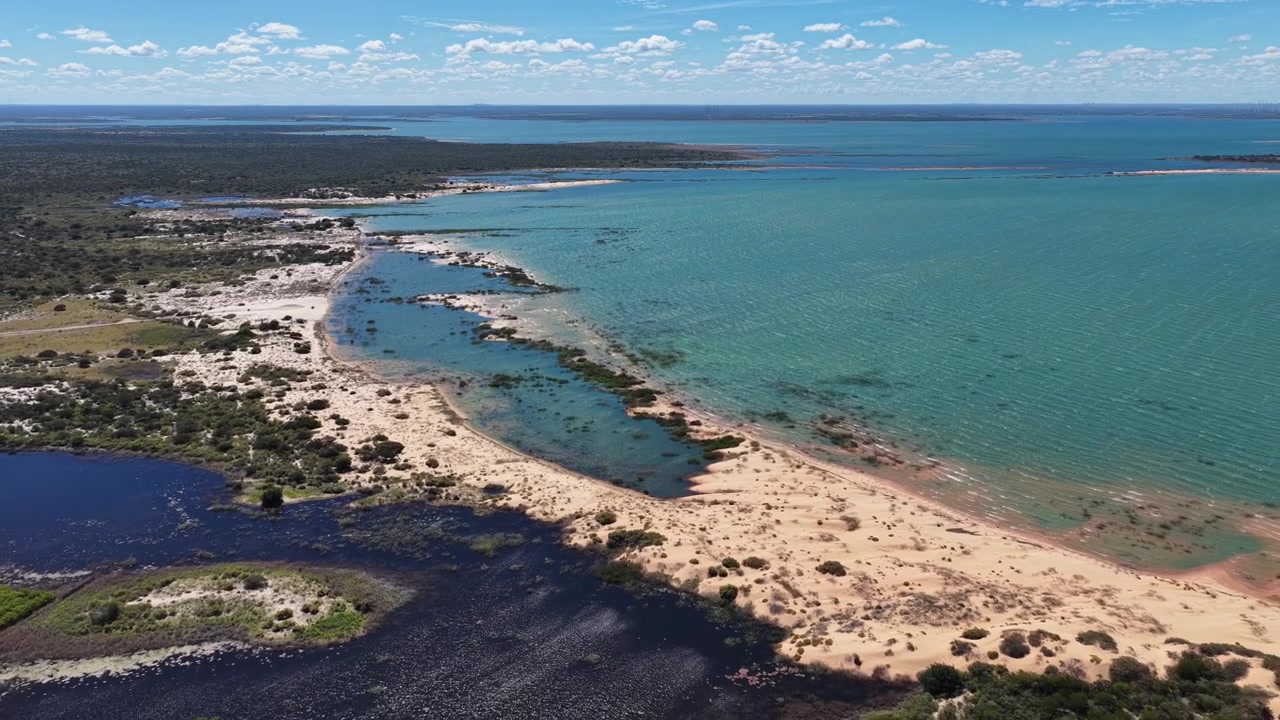 Gamle Chico-klitter ved Casa Nova i Bahia, Brasilien. Snoede sandklitter. Sao Francisco-flodlandskab. Gamle Chico-klitter ved Bahia. Flodlandskab. Landsby for oprindelige folk. Ferie og rejser. Nordøstbrasilien.