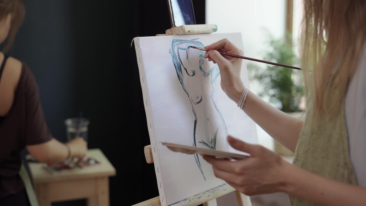 กลุ่มนักเรียนกำลังวาดภาพเงาร่างผู้หญิงในเวิร์คช็อป