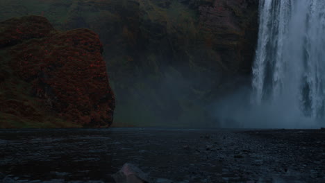 vistas de invierno de la cascada de skogafoss y el río skógá en el sur de islandia