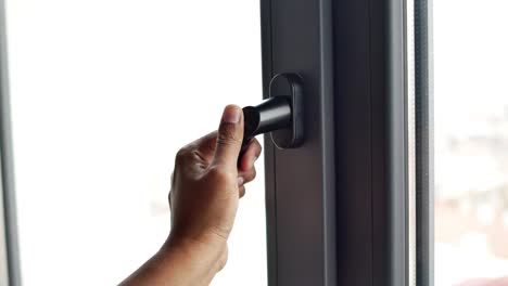 ventana de pvc de plástico negro en el hogar