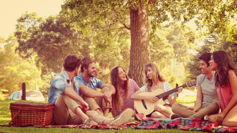 amigos felices hablando juntos en el parque