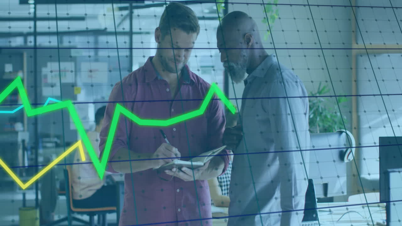 animación de procesamiento de datos y diagramas sobre diversos colegas masculinos discutiendo el trabajo
