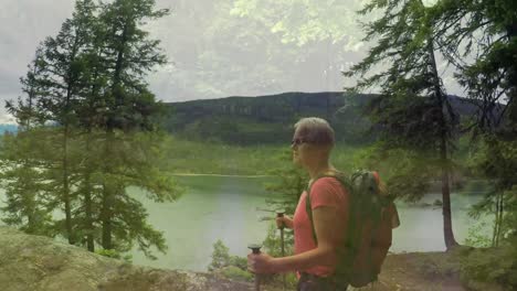mujer caminando en el bosque