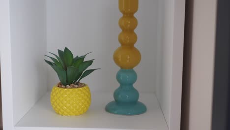 decoración moderna del hogar: plantación de piña amarilla y candelabro de azul azul